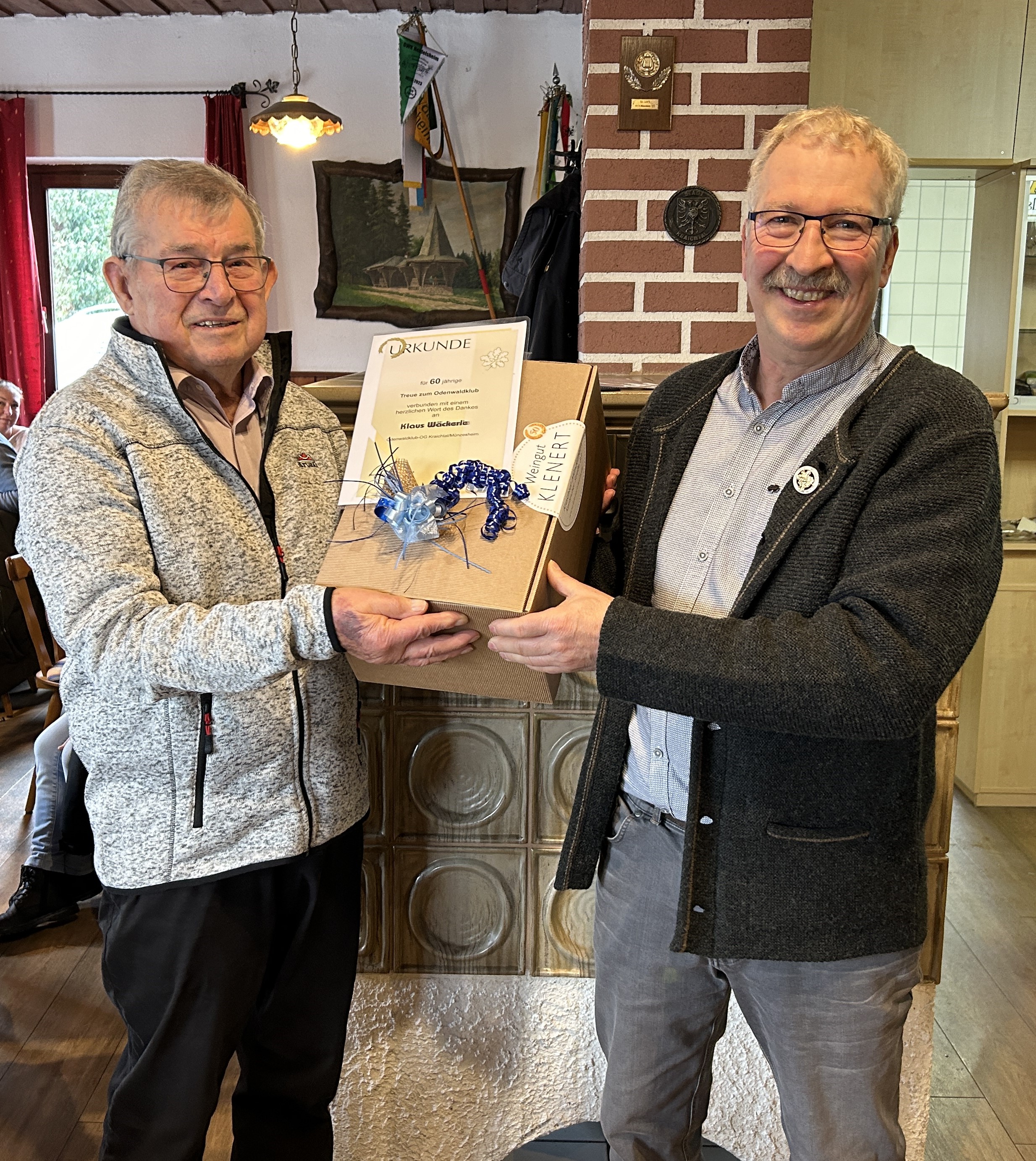 Ehrung für 60 Jahre aktive Mitgliedschaft von Klaus Wäckerle durch den 1. Vorstand Jürgen Burkhardt.